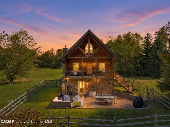 100 Meadowlark Ln, Greentown, PA 18426