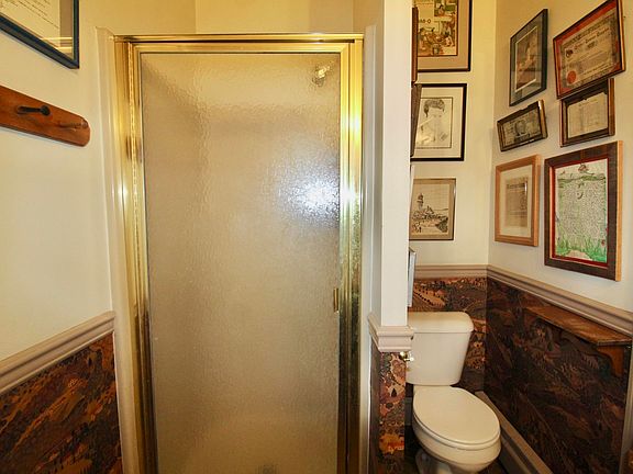 5th image of 370 College St