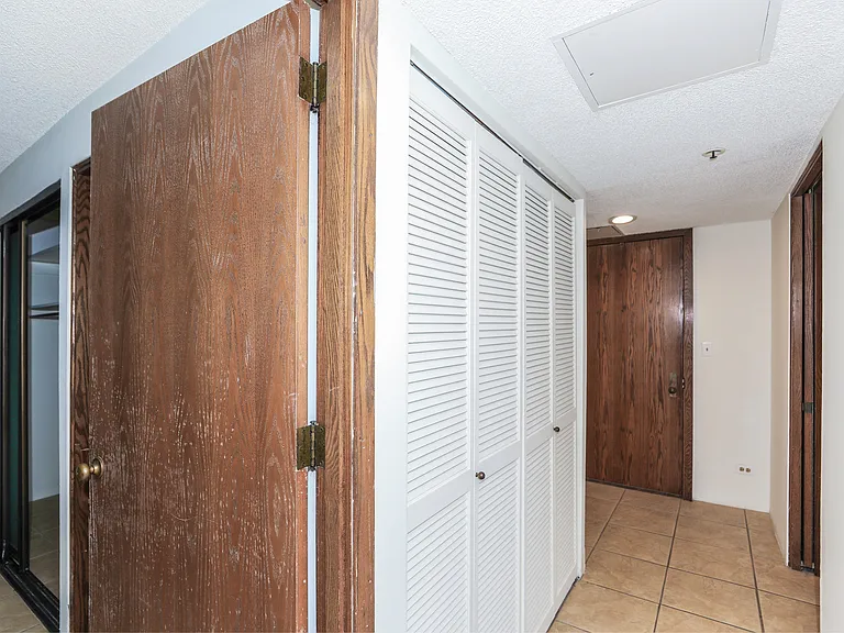 555 Hahaione St #B100 — Photo 37