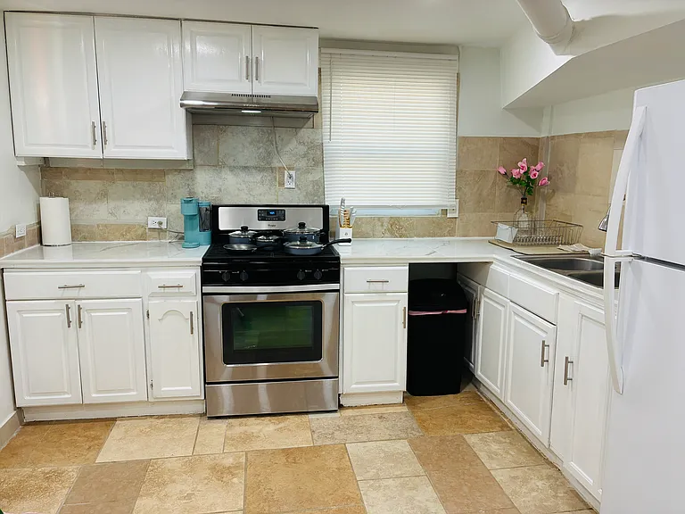 1058 Birch St SW #1 — Photo 13