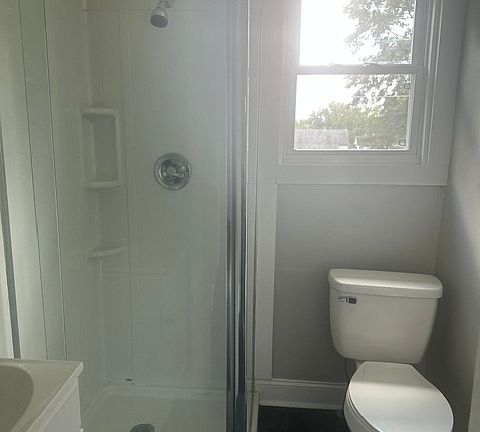 5th image of 611 Forest St