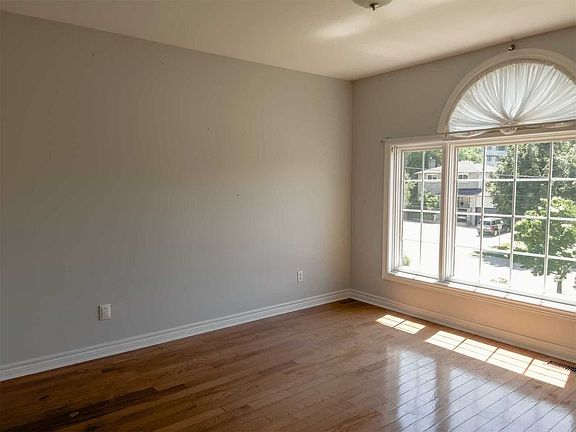 4th image of 18 Oak Ave