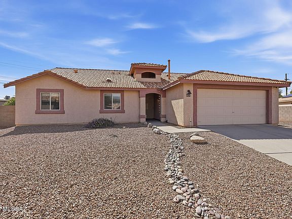 2nd image of 821 N Silverleaf Oak Pl
