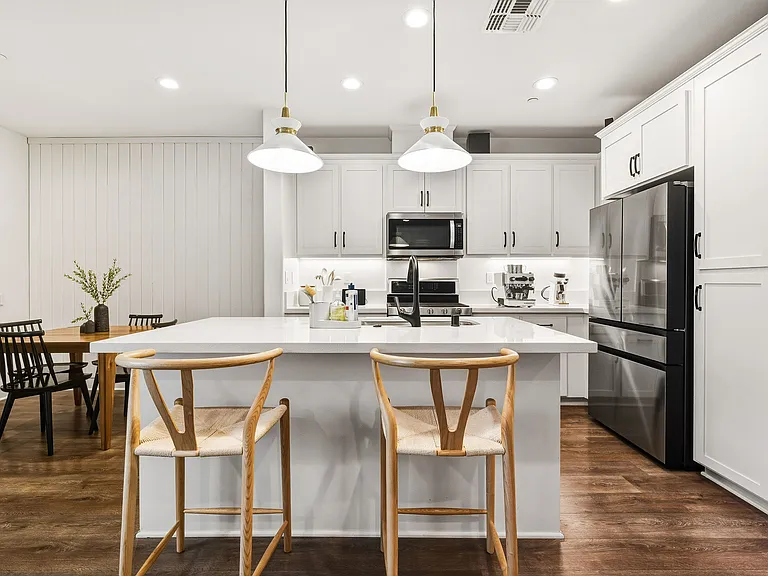 1304 Bloom Ln — Photo 9