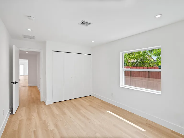 1404 NE 2nd St — Photo 7