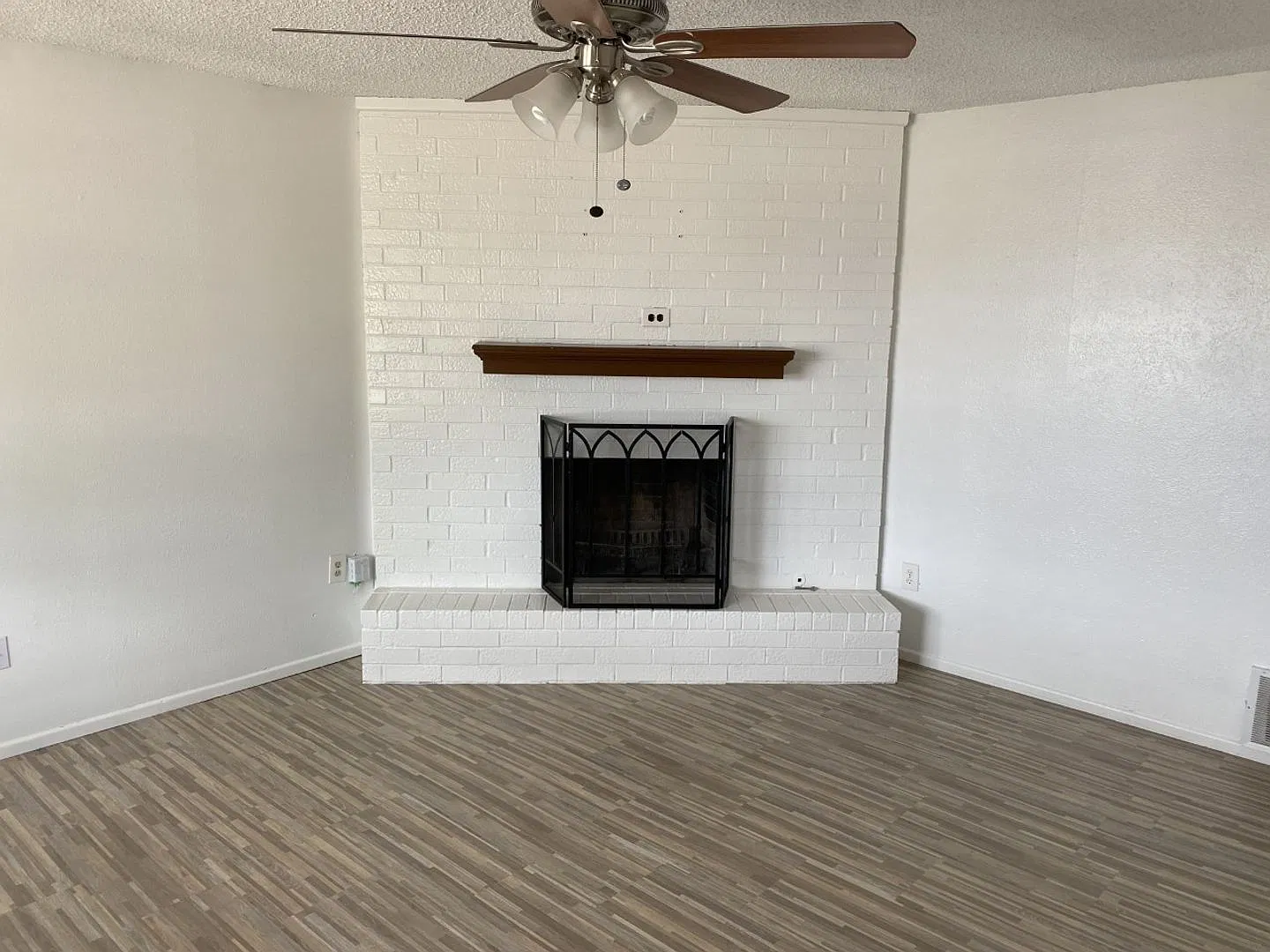 3 Bedroom 2 Bathroom house in great location!! — Photo 2