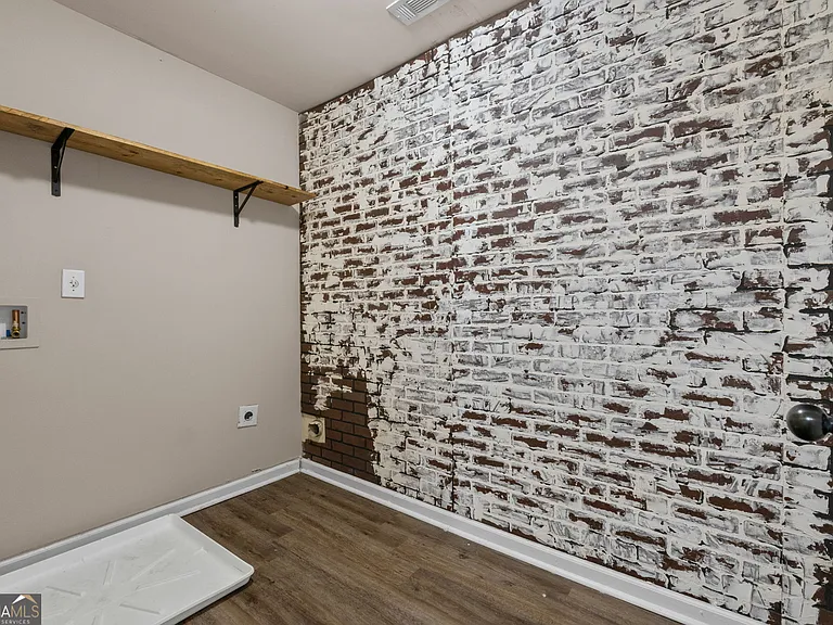 475 Louise Way — Photo 23