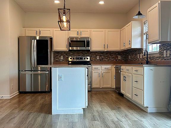 5th image of 710 Elijah St