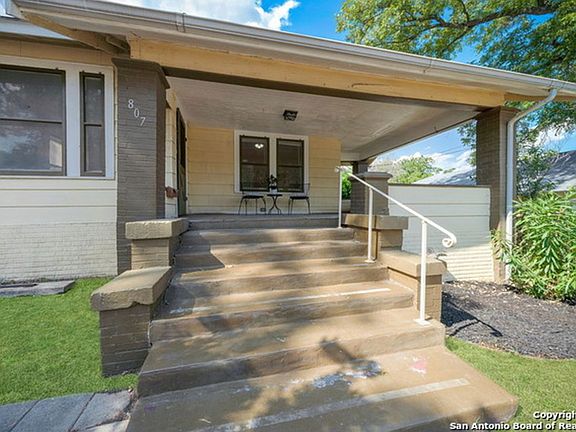 3rd image of 807 W Agarita Ave