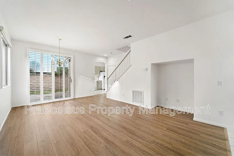 3 bed, 2.5 bath, 1248 sqft, $3,900 — Photo 3