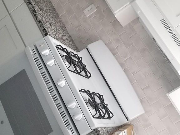 5th image of 806 W 8th St #2