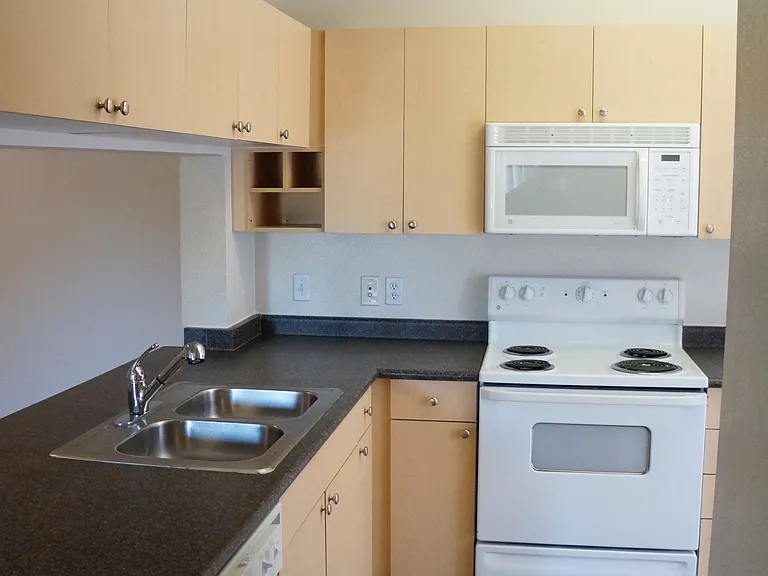Ample counter and cabinet space Ample counter and cabinet space