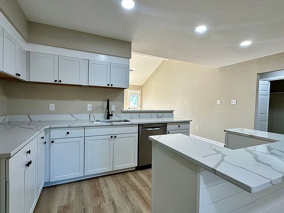 4th image of 8810 Deerwood Dr