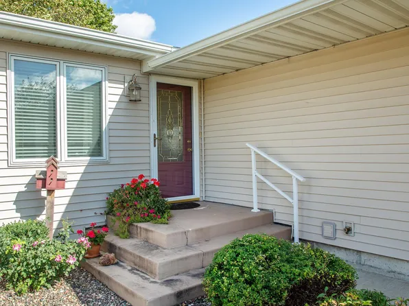 645 16th St SW, Waverly, IA 50677