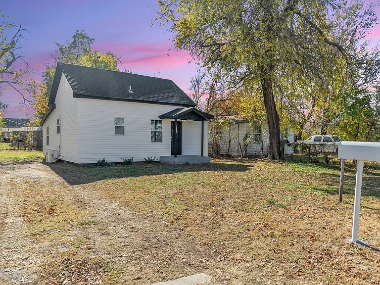 2440 NW 3rd St — Photo 4