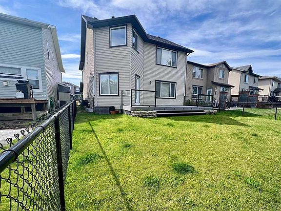 4th image of 18 W Drake Landing Cres