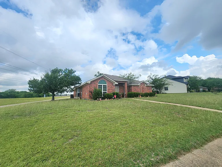 913 Wentwood Dr — Photo 3