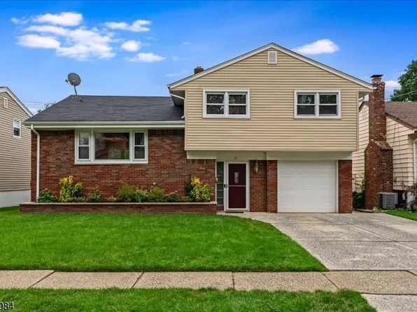 20 Moos Ln, Bergenfield Boro, NJ 07621