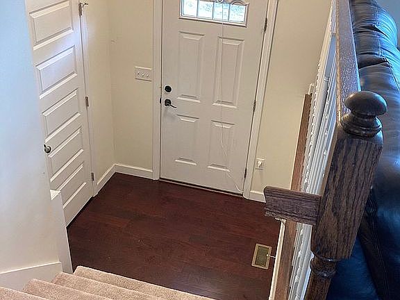03 Main entrance & closet