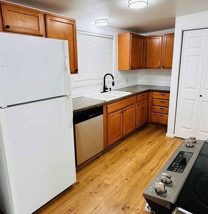 1st image of 432 SW 3rd Ave