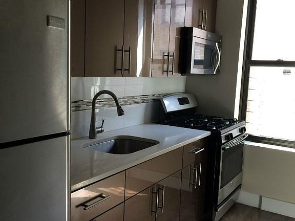 3rd image of 377 Montgomery St #17