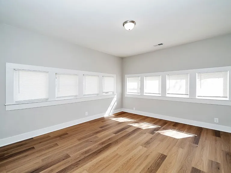 419 Gladys St — Photo 10