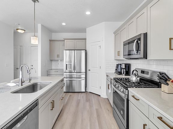 full kitchen main level