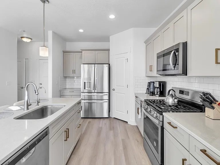 full kitchen main level