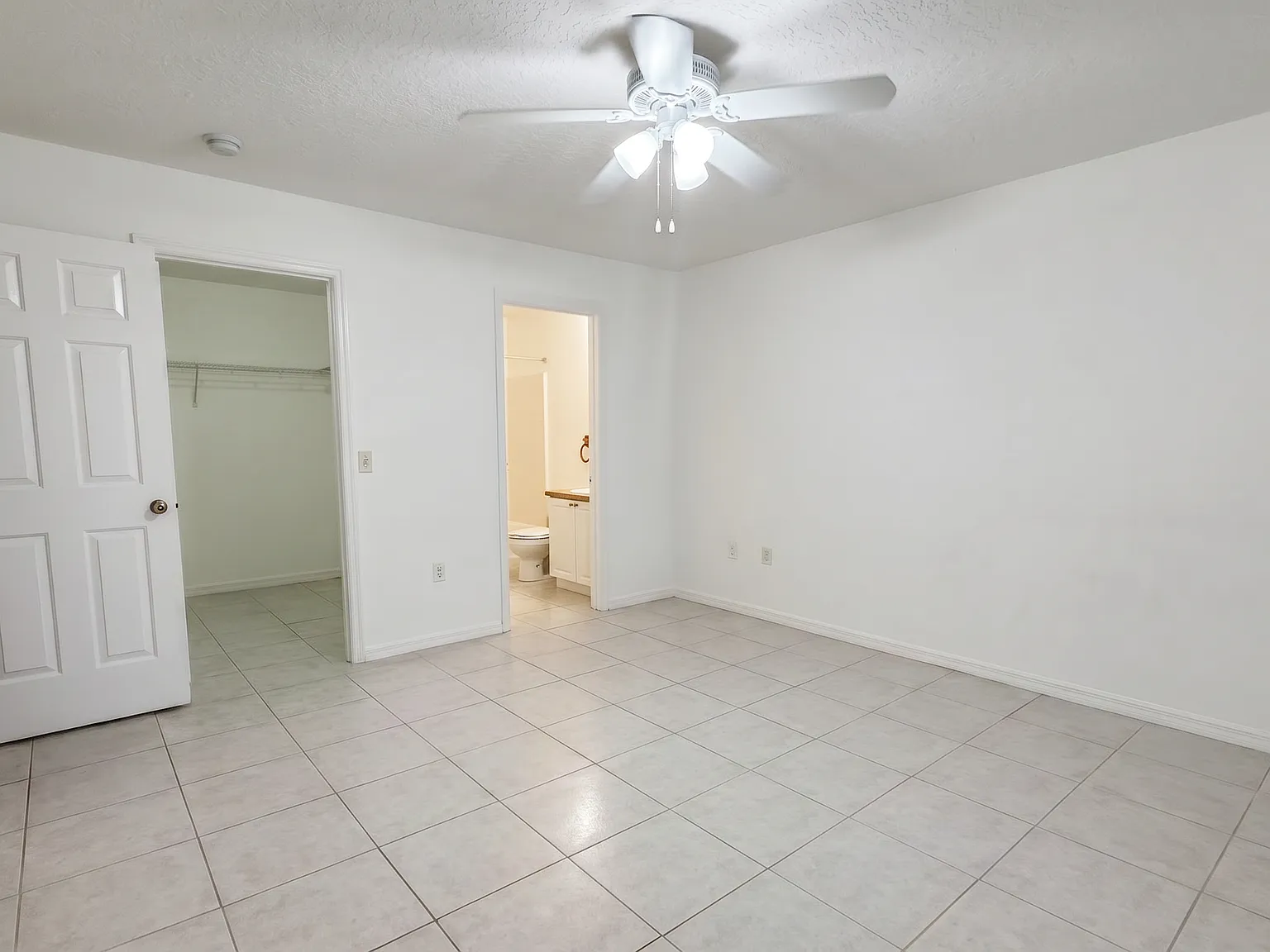 1022 Foster Road - B — Photo 4