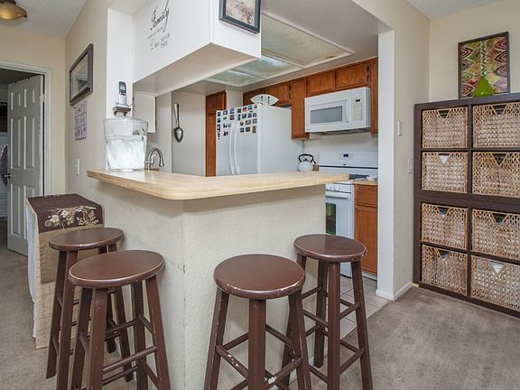 4th image of 460 Oak St APT 305