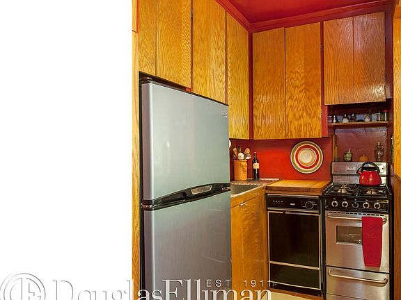 4th image of 350 Bleecker St APT 3J