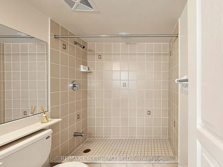 350 Red Maple Rd #508 — Photo 23