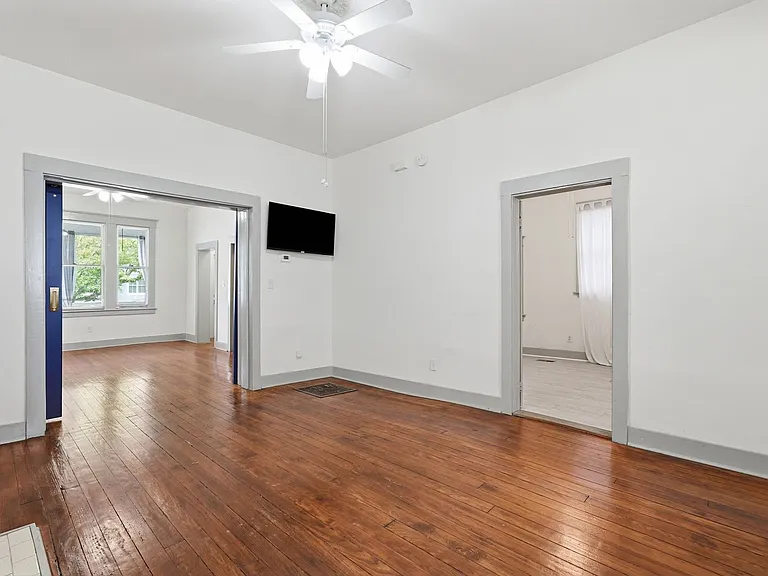 538 E Waldburg St — Photo 17