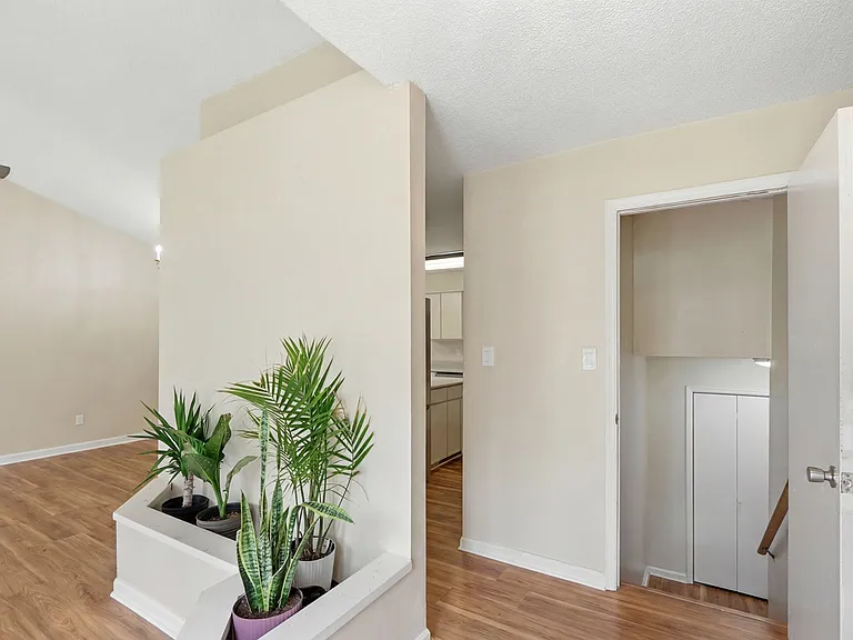 982 Chapman Cir — Photo 3