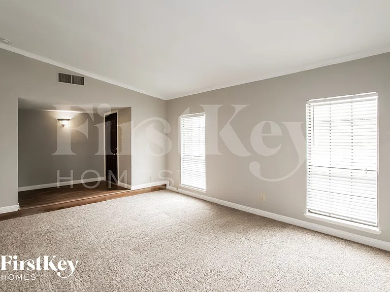 1835 Tree Line Dr — Photo 2