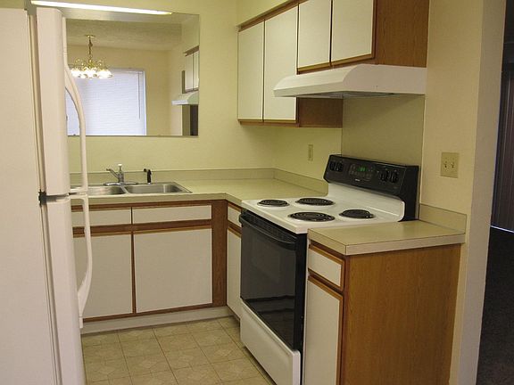 4th image of 905 17th Ave S