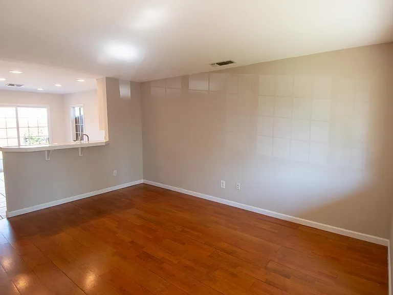 813 Comstock Dr — Photo 8