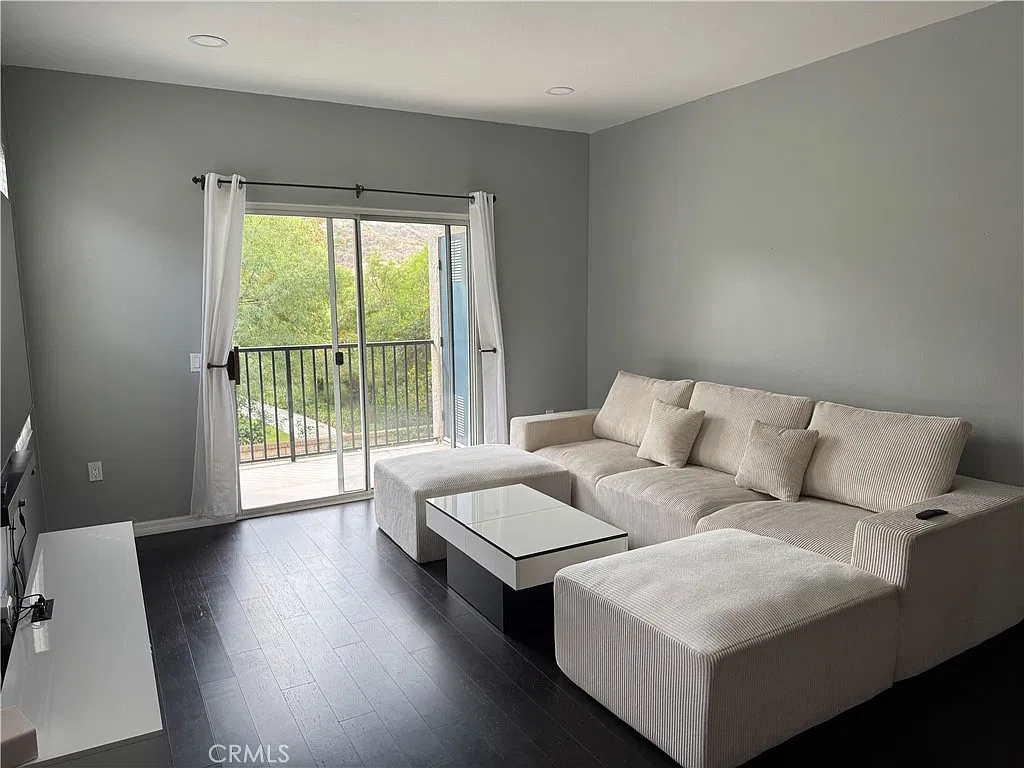 2 bed, 1001 sqft, $3,000 — Photo 3
