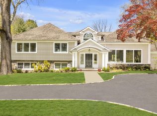 179 Harbor Acres Rd, Sands Pt, NY 11050