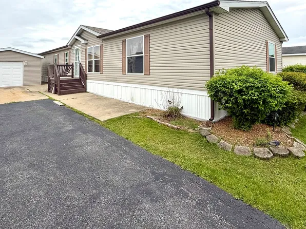 9 Swallow Ln, Beecher, IL 60401