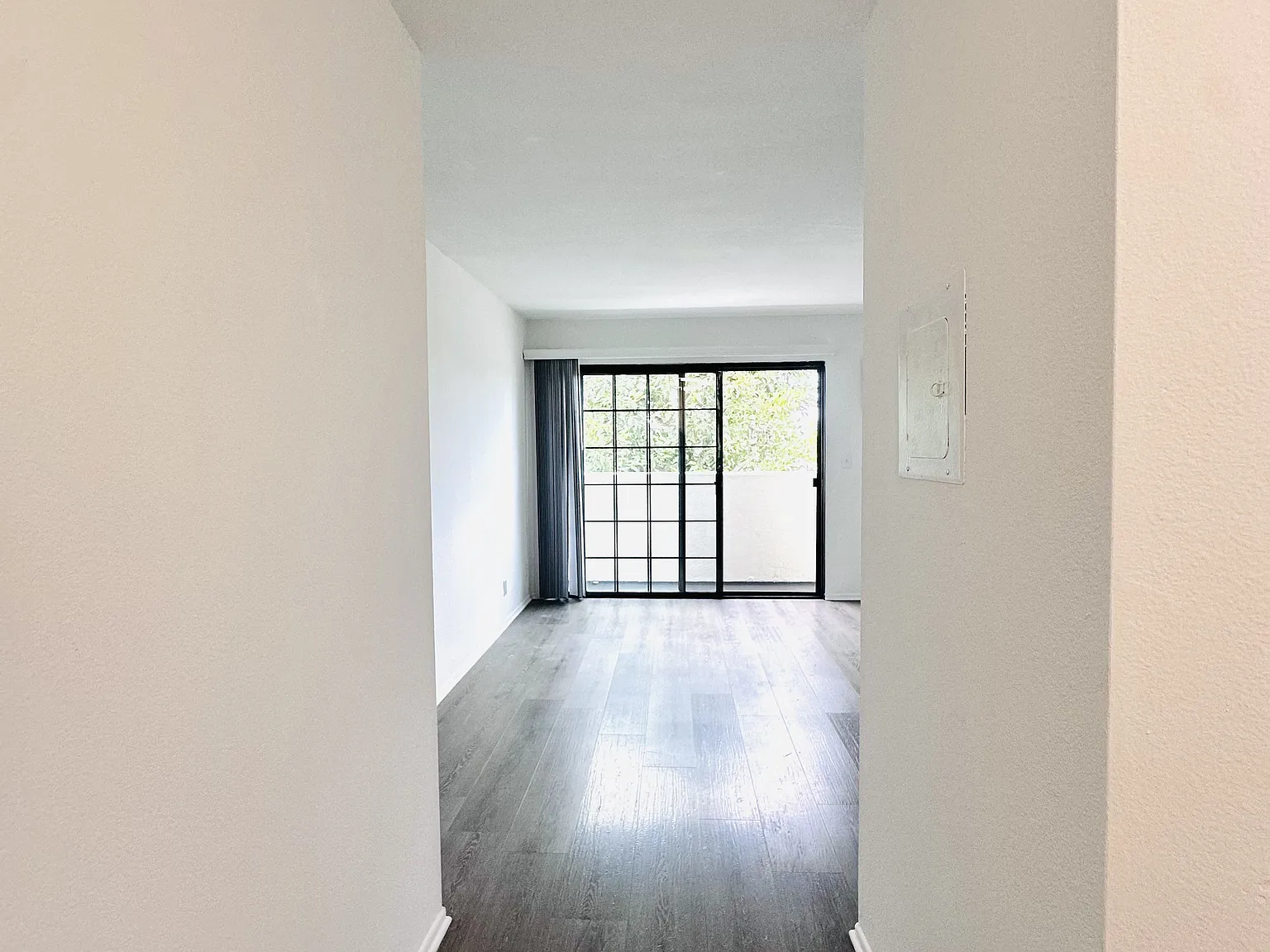 Lido Apartments - 5105 Inglewood Blvd — Photo 4