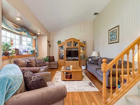3rd image of 263 Lamoka Pl