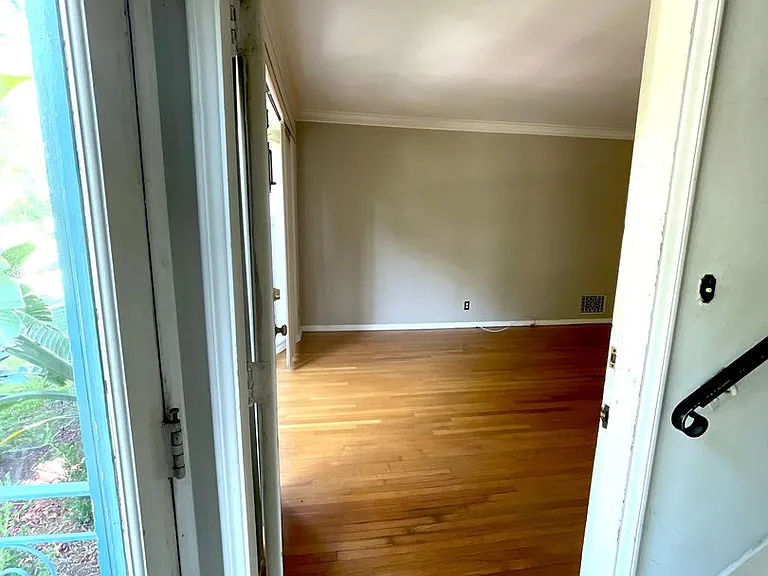 3200 Rowena Ave — Photo 5