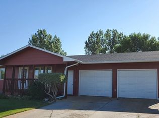 577 8th Ave SW, Dickinson, ND 58601