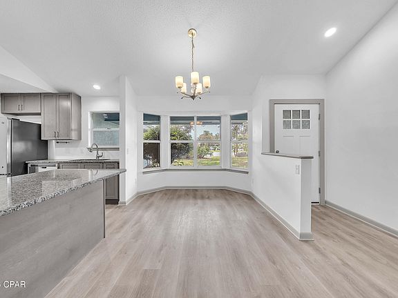 3rd image of 120 Oak Ridge Pl