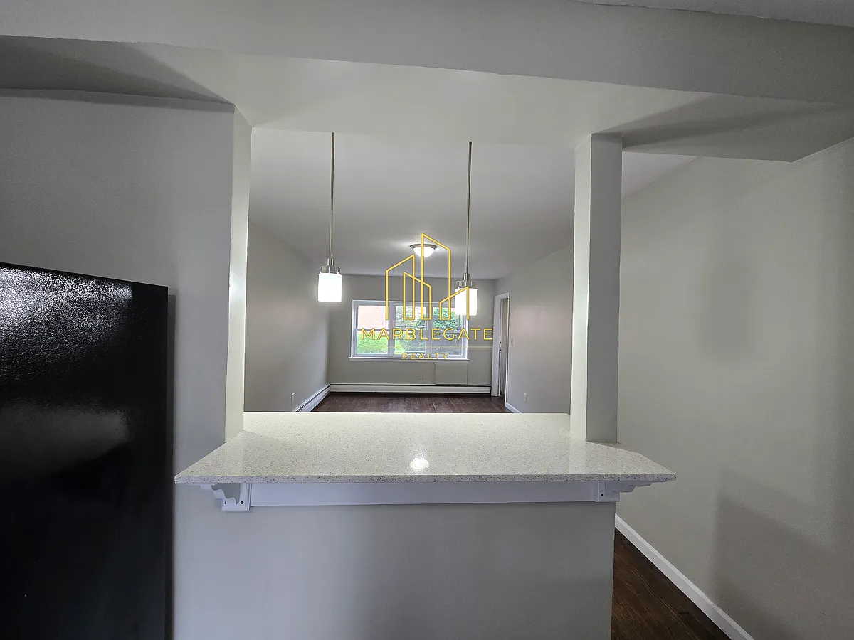 Building Photo - 111-112 Lincoln Ave #111A