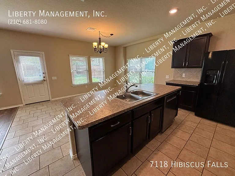 7118 Hibiscus Fls — Photo 11