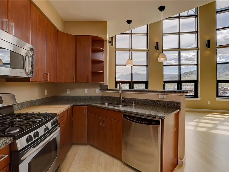 4520 Broadway #206 — Photo 2