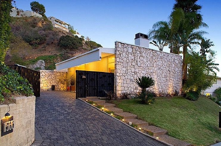 Rising Glen Road front