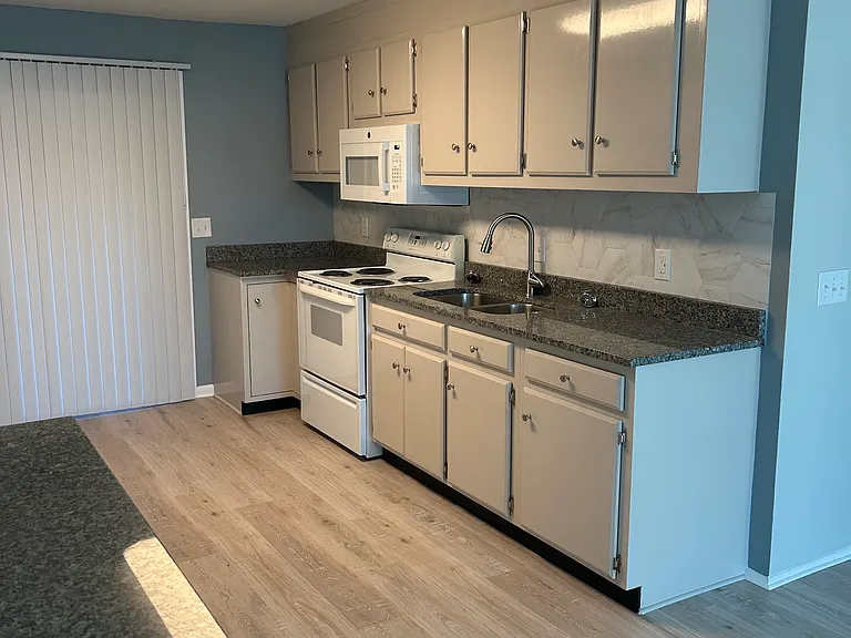 33 Phillips Dr #B — Photo 3